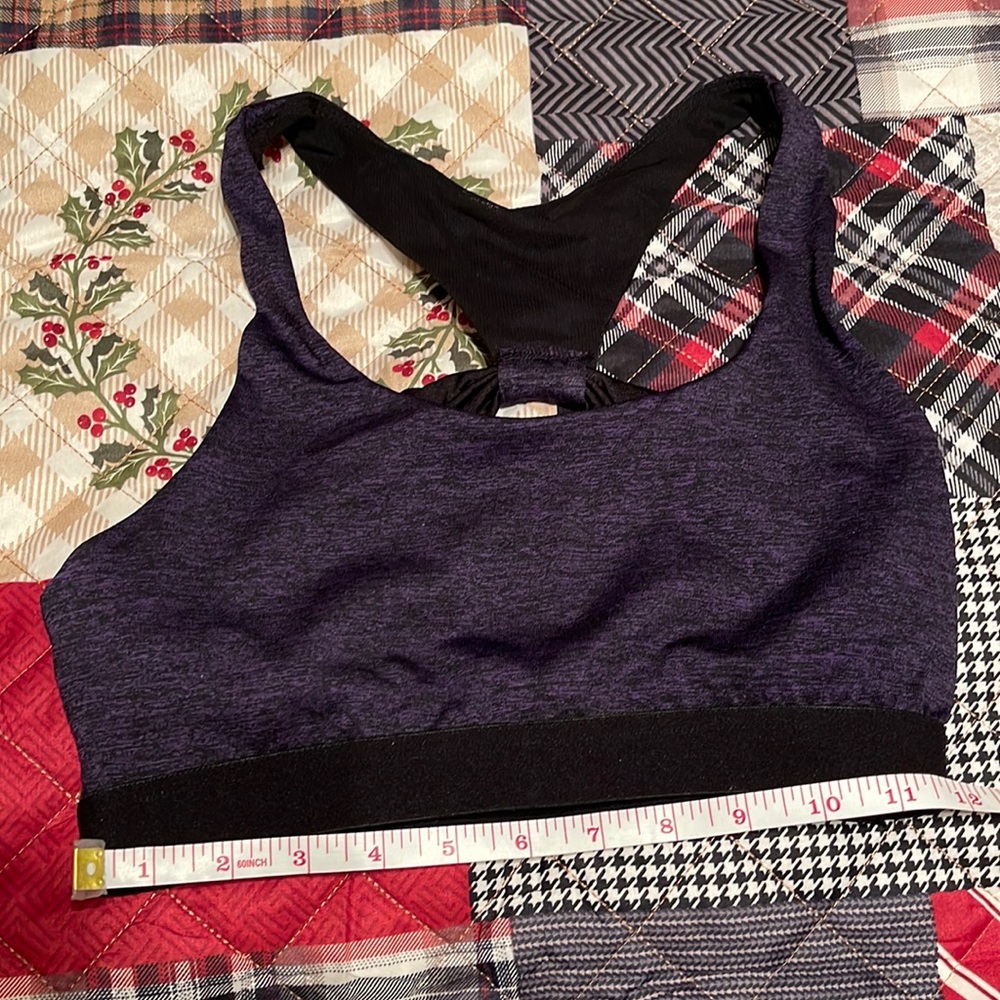 Icyzone sports bra in size small and soft black color.